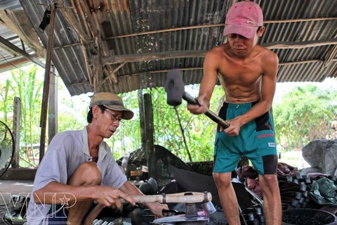Il y a des familles qui exercent le métier de forgeron quatre générations (Photo: Lê Minh/AVI)